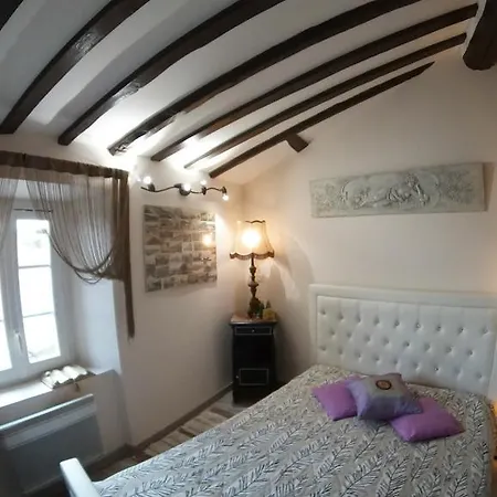 Pres Castel Grimaldi Apartment *