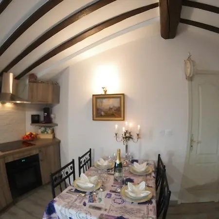 Pres Castel Grimaldi Apartment *