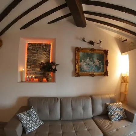Pres Castel Grimaldi Apartment