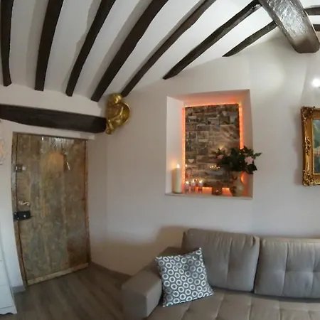 Pres Castel Grimaldi Apartment *