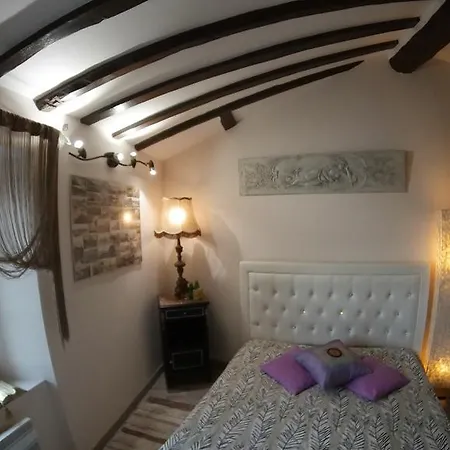 Pres Castel Grimaldi Apartment *